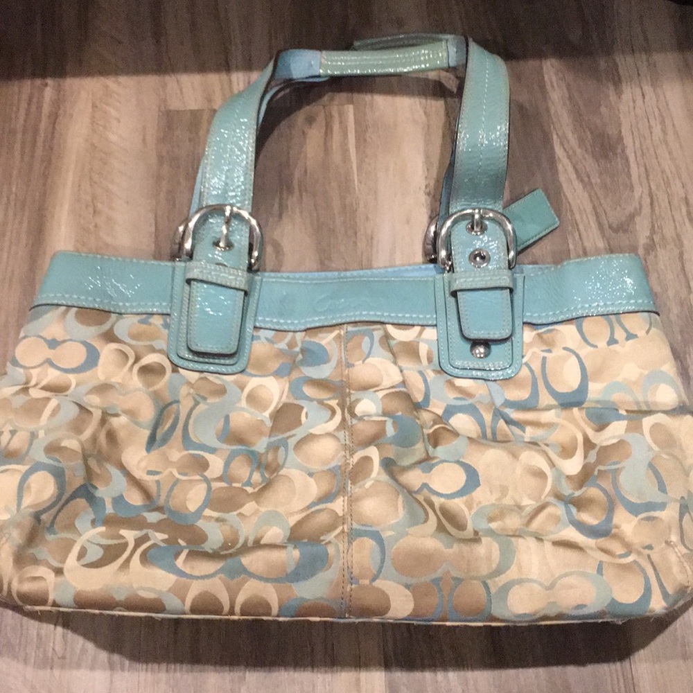 Coach large purse for cheap, just needs cleaning!!